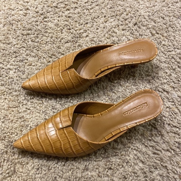 Reformation Women’s Wilda Crocodile Leather Mules Tan Size 7.5 Slip On Heels - Picture 3 of 8